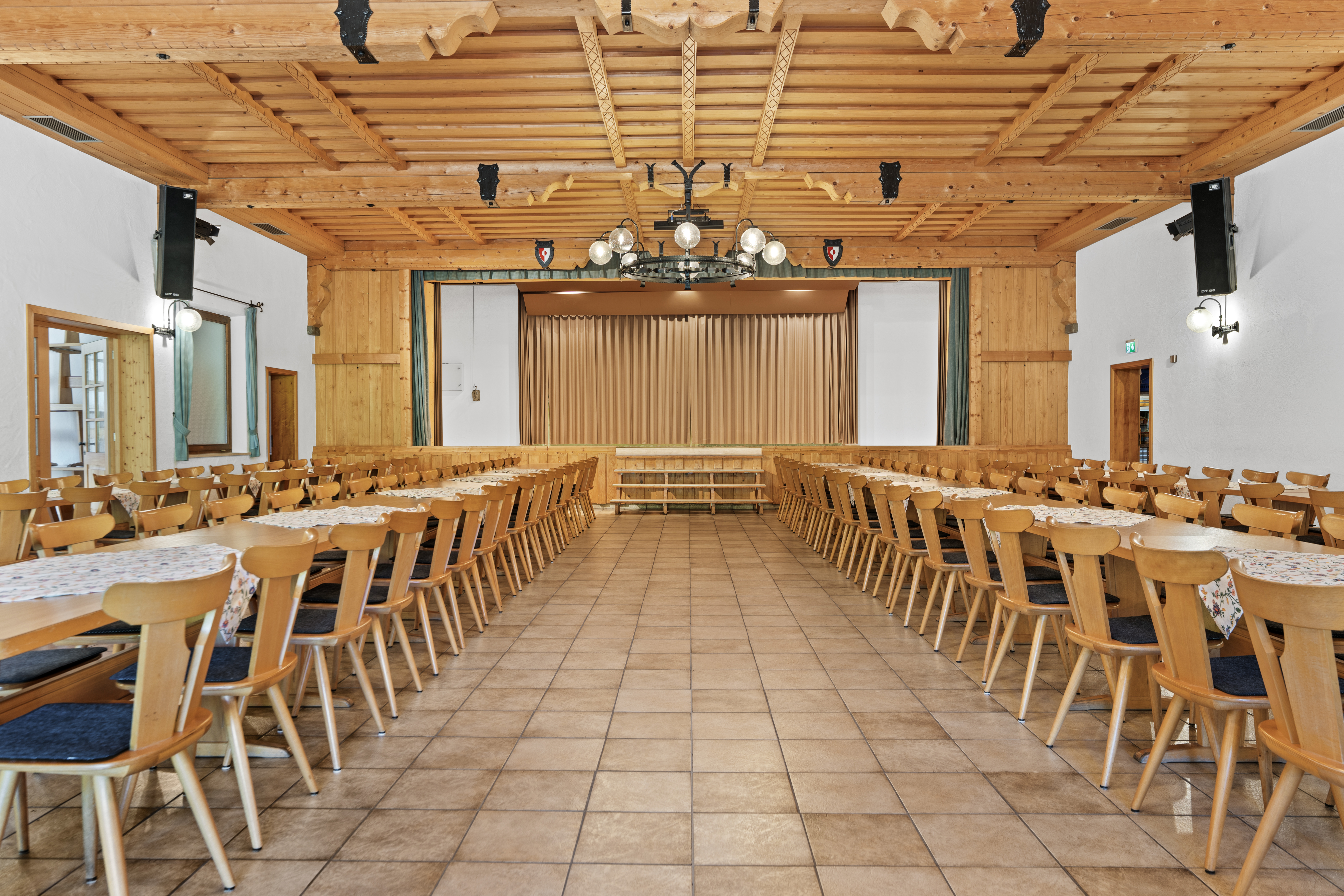 Festsaal Bürgerhaus Mittelberg, Innenansicht mit Bühne und Tanzfläche