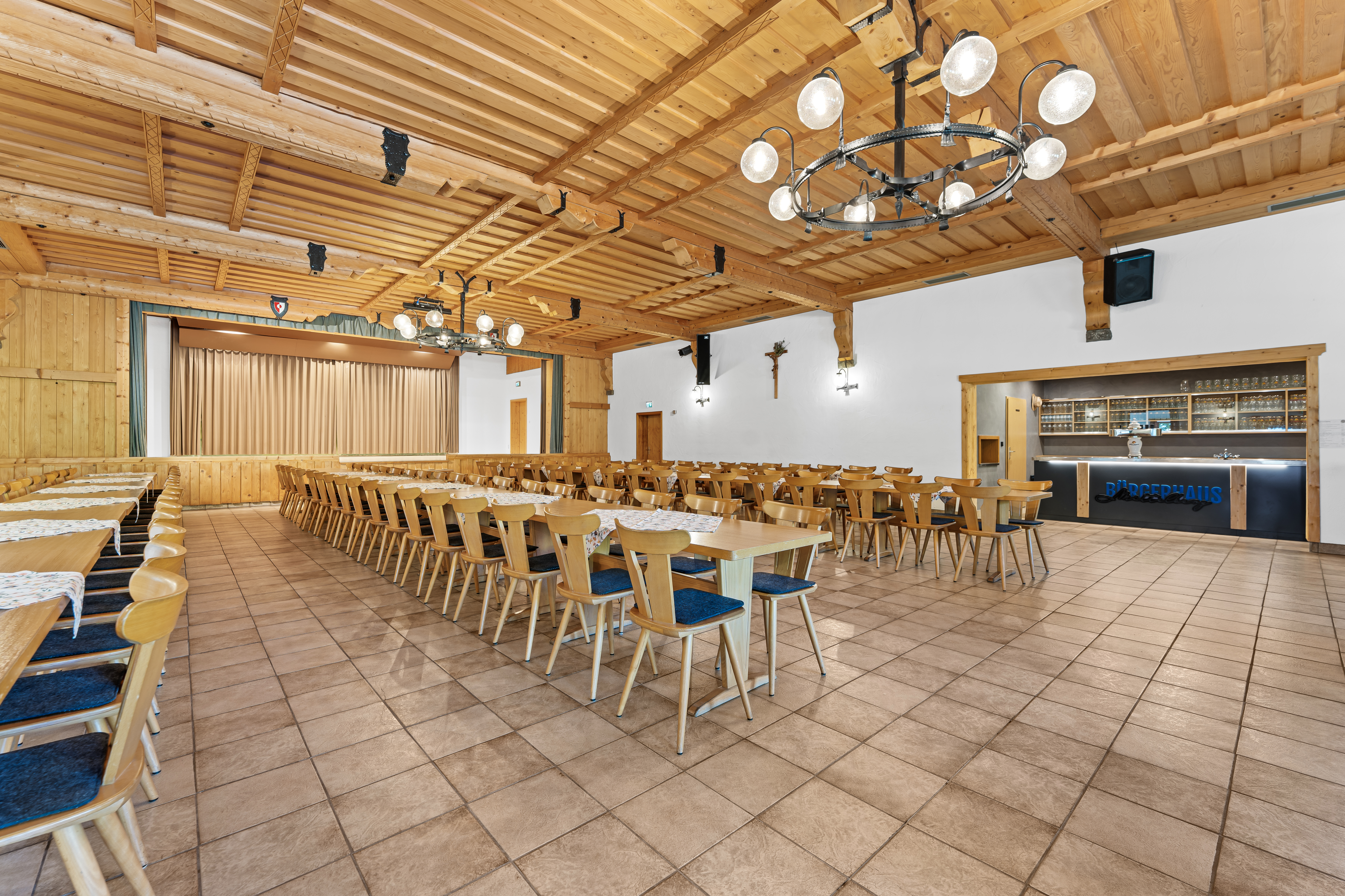 Festsaal mit Bühne und Tanzfläche