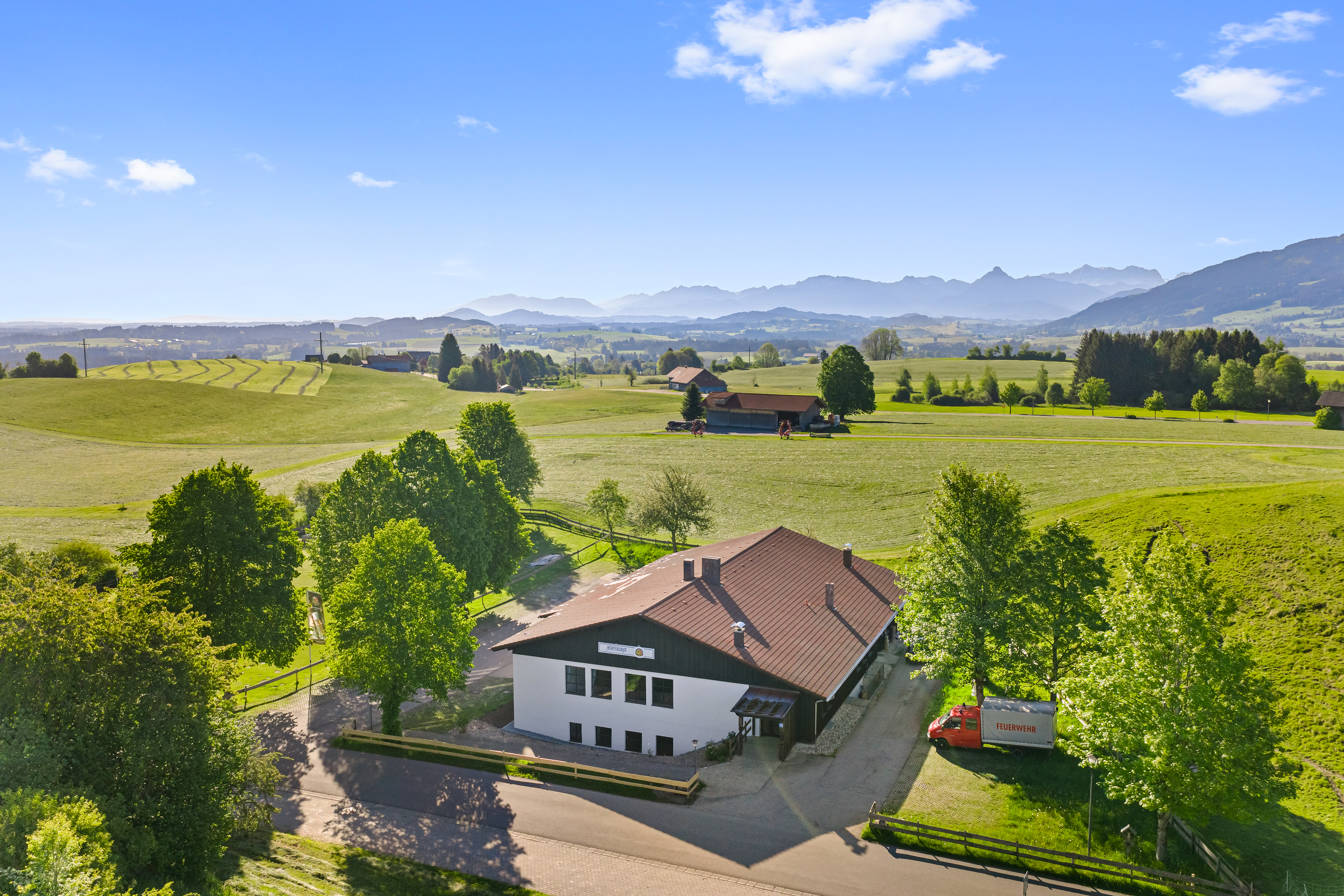 Bürgerhaus Mittelberg in Oy-Mittelberg vor den Allgäuer Bergen